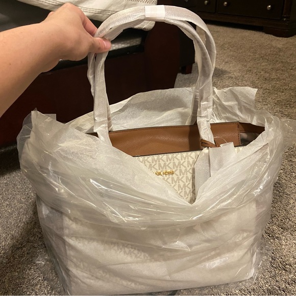 Michael Kors Gilly Large Jet Set Travel Tote & Large Continental Wallet